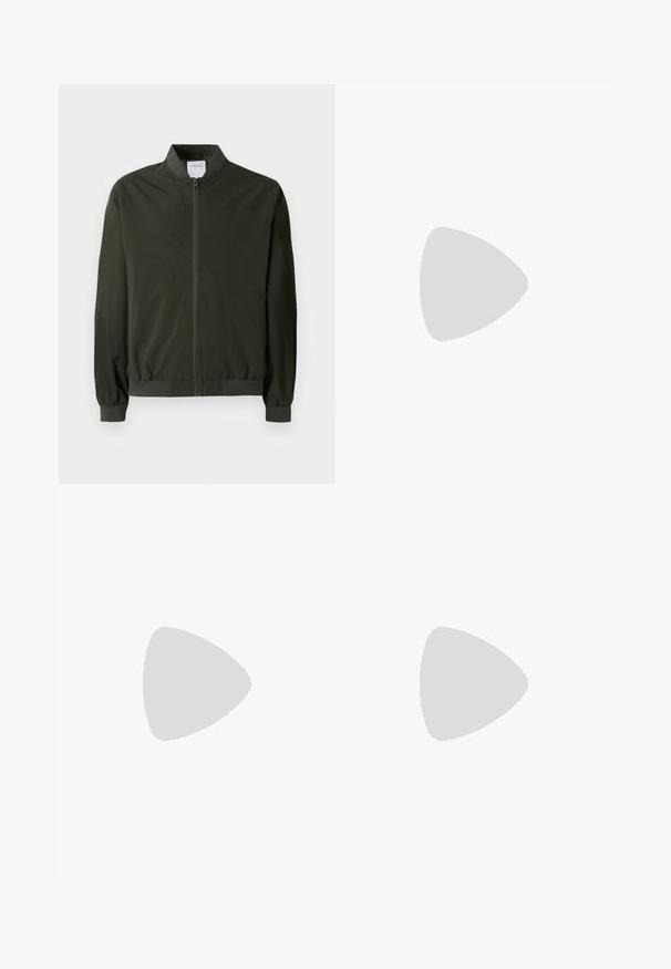 Olivengrønn bomberjakke laget av glatt nylon, med glidelås foran, ribbestrikkede mansjetter og rund krage. Ingen synlige mønstre eller aksenter.; Kremfarget bomulls T-skjorte med korte ermer og rund hals. Har et grafisk trykk i blått og rødt med tekst og et motiv.; Grå, rutete bukser laget av et teksturert stoff. Har høy midje med pressefold og rett ben-design.; Svart idrettssko med teksturert overdeler med semsket skinn og mesh-detaljer, en polstret krage og en gummisåle med mønster.; Grå semsket fanny pack med avrundet form, to glidelåslommer og justerbar stropp. Har metallbeslag som detaljer.