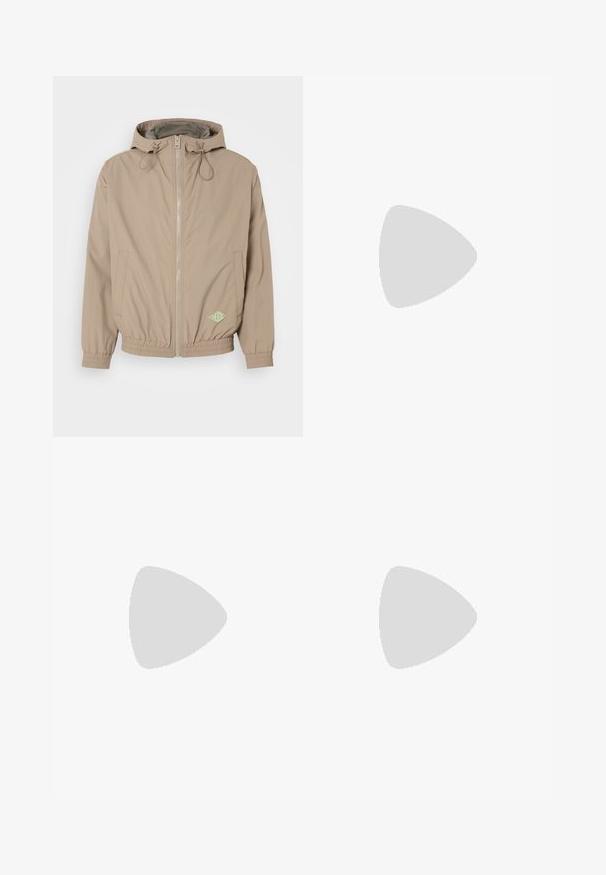 Lys beige hettejakke laget av glatt stoff med glidelås foran, elastisk kant og grønt logoaksonn på nederste høyre side.; Hvit bomulls T-skjorte med korte ermer, med en svart "BOSS" logo sentrert på brystet og rund halsdesign.; Beige bomullsbukser med rett benfatt, med knappelukking og folder foran for ekstra detaljer.; Hvite lær sneakers med beige semsket detaljer, som har rund tå, snøring foran og tan gummisåle, med merkevarenavnet "BOSS."