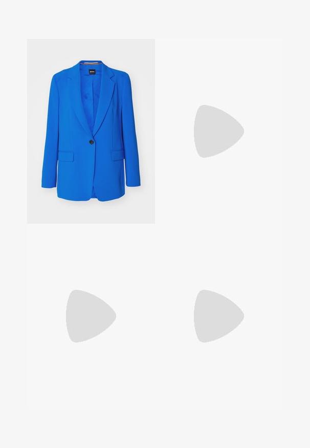 BOSS JOCALUAH - Casaco curto - bright blue; T-shirt branco cropped, mangas curtas e largas, material de algodão suave, decote redondo com um discreto acabamento laranja, design minimalista, sem padrões ou gráficos.; Calças de cintura alta em tom creme, feitas de um tecido texturizado. Apresenta um fecho frontal com botão e pernas afuniladas.; Sandal com biqueira pontiaguda em couro off-white, apresentando um salto baixo e um design recortado com uma textura suave e acabamentos mínimos.; Saco de mão em tom creme com um acabamento texturizado, forma curva, alça curta e detalhe do logótipo em tom dourado. Fecho com zíper na parte superior.