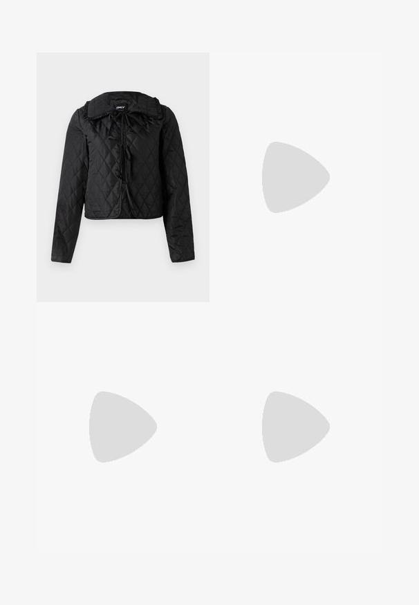 Veste matelassée noire avec manches longues, col volanté et trois fermetures à nouer à l'avant, suspendue sur un fond blanc.; Haut à col roulé à manches longues blanc, fabriqué en tissu lisse et extensible. Il présente un col haut et une coupe ajustée, sans motifs ni embellissements visibles.; Jeans larges bleu clair en denim, dotés d'une taille haute, d'un design à cinq poches et d'un léger dégradé pour un aspect usé.; Baskets plates blanches en matériau synthétique lisse, avec un bout arrondi, un design à lacets et une semelle en caoutchouc texturé. Accent de talon noir.