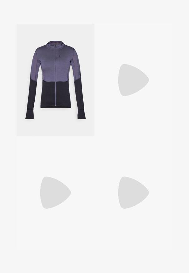Maglietta aderente a maniche lunghe in viola e nero, con zip frontale, texture a righe verticali e aperture per il pollice nei polsini delle maniche.; Maglietta atletica bianca a maniche corte con colletto rotondo, dotata di un logo sul petto e una texture di tessuto liscia e leggera.; Pantaloni neri aderenti realizzati in materiale flessibile. Presentano una tasca laterale con zip, ginocchia articolate e una texture liscia.; Stivale da trekking nero con design a metà altezza, dotato di una tomaia texturizzata, accenti grigi e suola in gomma resistente con tasselli per la trazione.