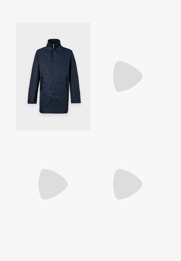 Navy blauw, waterdichte jas met een kraag, sluiting met knopen aan de voorkant en twee zijzakken. Gladde textuur, lange mouwen en getailleerde pasvorm.; Zwarte katoenen T-shirt met een ronde hals, korte mouwen en een klein wit "TIGER OF SWEDEN" logo op de borst. Klassieke pasvorm.; Zwarte broek van gladde stof, met een rechte pijpdesign, voornaad en riemlussen bij de taille. Geen zichtbare patronen of accenten.; Zwarte suède sneakers met vetersluiting en contrasterende witte rubberen zool. Voorzien van textuurpanelen aan de zijkanten en subtiele branding op de hiel.