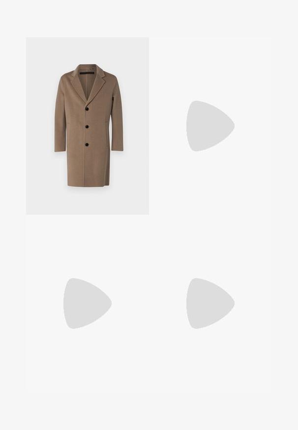 Cappotto di lana marrone chiaro con rever a punta, design a un solo petto, dotato di quattro bottoni neri e tasche laterali. Texture liscia.; Camicia bianca a maniche lunghe con colletto a punta, realizzata in tessuto liscio, con patta frontale e orlo arrotondato.; Pantaloni blu navy con una vestibilità su misura, caratterizzati da una texture liscia, pieghe nette e un design con vita piatta. Chiusura con zip nascosta.; Stivale Chelsea in pelle nera con pannelli laterali elasticizzati, design elegante, punta arrotondata e linguetta. Texture liscia e tacco basso impilato.