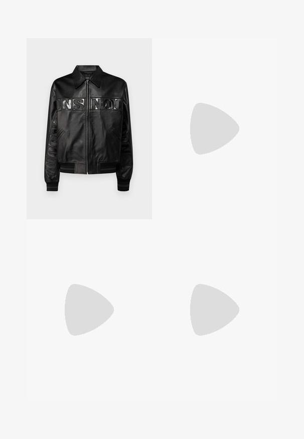 Schwarze Lederjacke mit Reißverschluss, Kragen und elastischen Bündchen. Mit geprägten Logos auf der Brust und dem Ärmel. Glatte Textur.; Schwarzes Kurzarm-T-Shirt aus Baumwolle mit rundem Halsausschnitt und einem kleinen Logo-Detail am Saum. Glatte Textur, reguläre Passform.; Han Kjøbenhavn WIDE LEG - Stoffhose - light grey; Schwarze Leder-Herrenloafer mit niedrigem Absatz und klassischem Penny-Riemen-Design, seitlich auf einem weißen Hintergrund dargestellt.