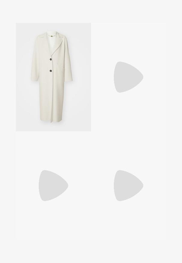 Marc Cain Manteau classique - bright ecru; T-shirt blanc cintré, manches courtes et larges, en coton doux, décolleté rond avec une discrète bordure orange, design minimaliste, sans motifs ni graphiques.; Pantalons en coton blancs avec une coupe droite, dotés d'une taille mi-haute et sans matériel ou motifs visibles. Texture lisse sur l'ensemble.; Sandales beiges à talons carrés avec des fines brides et un bout carré. Matière lisse avec des détails minimaux, conçues pour un port facile.
