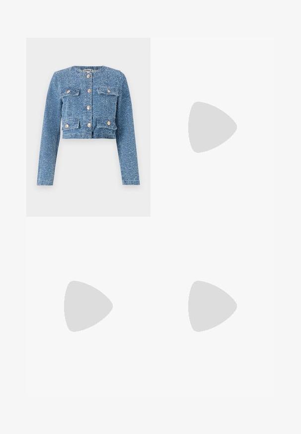 Svetlo modra raztegnjena denim jakna z dolgimi rokavi, okroglim ovratnikom in štirimi sprednjimi žepi s kovinskimi pritisnimi gumbi. Tekstura tkanine.; Bela brezrokavna majica iz rebraste tkanine, z zaobljenim izrezom in prilegajočim silhueto, z minimalnimi šivi in brez okraskov.; Svetlo modri, visokoišiti ravni kavbojki z gumbom in sprednjimi žepi, prikazani na belem ozadju.; Črne semiš in usnjene superge s kremasto stransko puščico in svetlo kremasto peto. Imajo bež čipke in gumijast podplat.