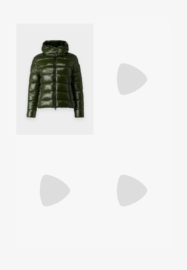 Groene pufferjack met een glanzende afwerking, voorzien van een hoge kraag, een ritssluiting aan de voorkant en twee zijzakken. Gequilte uitstraling met gestikte secties.; Zwarte katoenen t-shirt met een ronde hals, korte mouwen en een geborduurd logo op de borst. Eenvoudige, comfortabele pasvorm zonder patronen.; Zwarte op maat gemaakte broek met een recht model, voorzien van een soepele textuur en scherpe plooien aan de voorkant. Geen zichtbare hardware.; Zwarte puntige slingback schoen met een lage hak, gemaakt van soepel leer en voorzien van een uitsnede aan de zijkant voor ventilatie.
