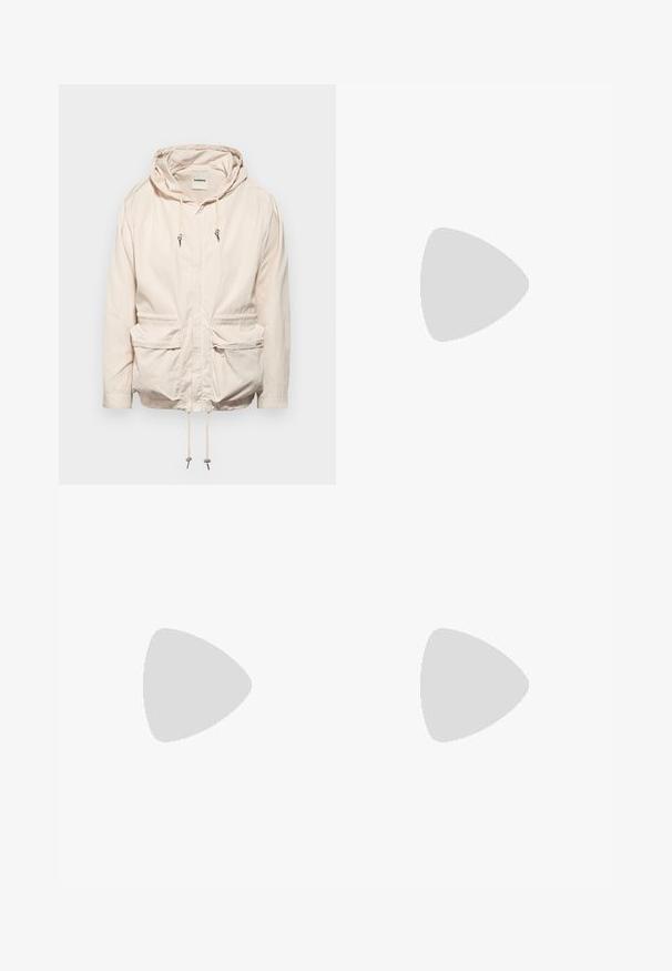 Heled beež kapuutsiga jakk, millel on nöörid, kaks eesmist taskut, pikad varrukad ja tõmblukk. Sile kangatekstuur.; Valge puuvillane T-särk ümmarguse kaeluse, lühikeste varrukate ja peene logoga, mis on trükitud ette. Sile tekstuur ja lihtne disain.; Lehmade mustriga püksid, pruunide ja beežide toonide segus. Omab vabalt istuvat lõiget, tugevat denimmaterjali ja klassikalist viit tasku.; Must must tömbiga, ümmarguse varbaga must nahast loafers, dekoratiivse õmblusega ja väikese esise palakaga. Lame kummist tald, millel on minimaalne kand.