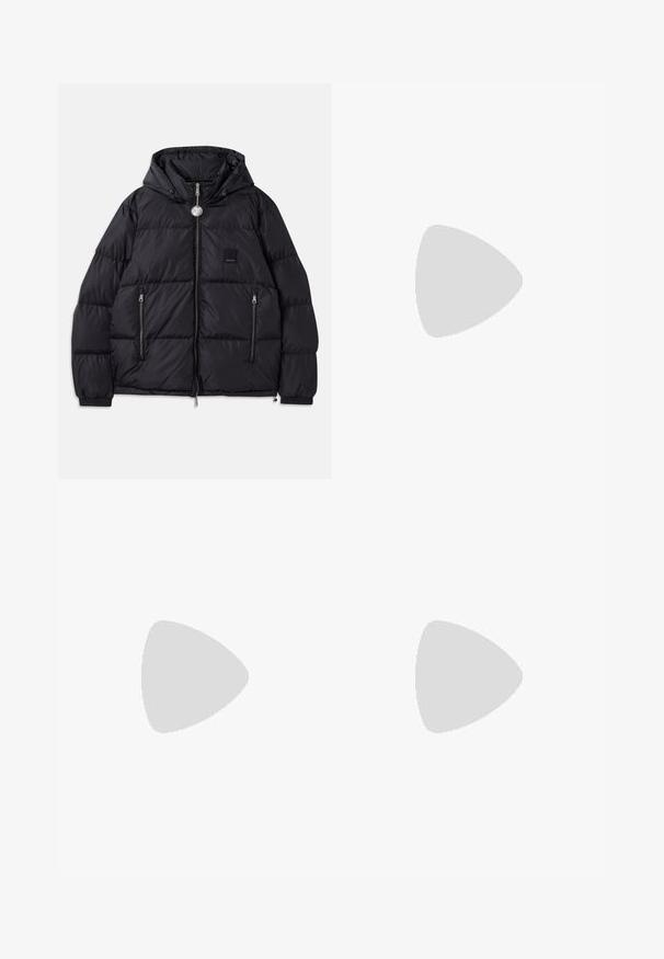 Doudoune noire avec capuche, présentant une texture matelassée, une fermeture éclair sur le devant, deux poches latérales et un petit patch logo sur la poitrine.; T-shirt noir à manches courtes oversize avec un col rond et une étiquette de marque Filippa K visible à l'intérieur du col.; Pantalons cargo noirs avec une taille élastique, jambe fuselée, poches latérales et une seule poche cargo sur la cuisse gauche. Texture lisse.; Sneaker en cuir noir avec une finition lisse, bout rond et accents gris foncé. Présente un design à lacets et une semelle en caoutchouc texturée.