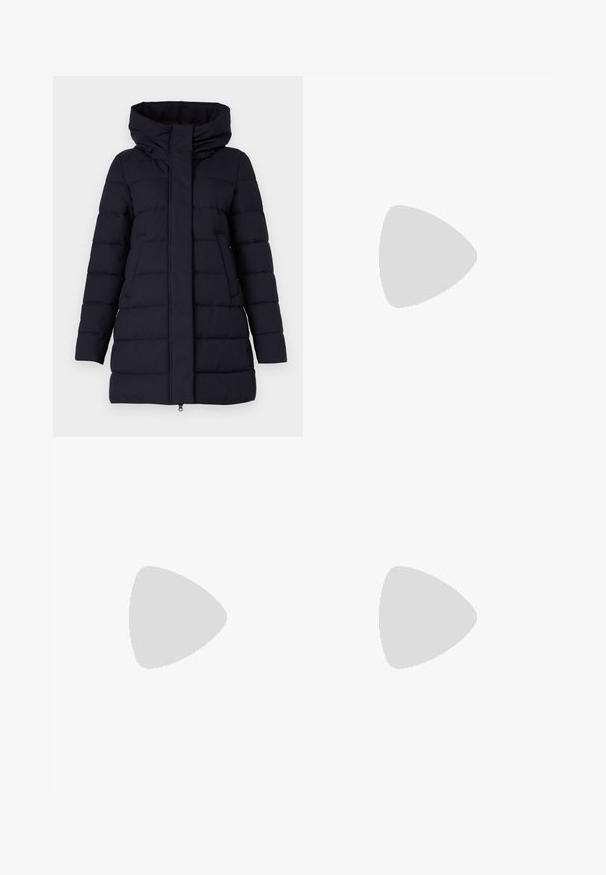 Geacă de iarnă căptușită, de culoare bleu marin, cu guler înalt, fermoar pe față și buzunare laterale; prezintă un design matlasat cu o textură de material neted.; Tricou negru din bumbac cu decolteu în V și mâneci scurte. Design simplu, cu o croială normală și fără modele sau accente.; Jeans din denim albastru deschis cu talie înaltă, croială evazată, două buzunare laterale și un design pliat. Textură moale cu un finisaj decolorat.; Pantof cu toc mic, cu vârf ascuțit și slingback, realizat din piele netedă, având un design decupat pe lateral pentru respirabilitate.