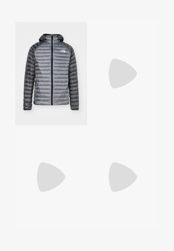 Jachetă căptușită din material gri în degrade, cu fermoar frontal, glugă și detaliu cu logo pe piept. Prezintă un design cu model canale.; Tricou negru cu mânecă scurtă, realizat dintr-un material ușor. Prezintă un mic logo alb pe pieptul stâng și accente subtile pe umeri.; Pantaloni de exterior gri, fabricați dintr-un material rezistent, cu închidere cu buton, bucle pentru curea și un logo în apropierea picioarelor.; Shoe sportiv negru cu superior din plasă texturată, accente negre solide și talpă ușoară albă. Dispune de închidere cu șireturi și mâner de prindere.