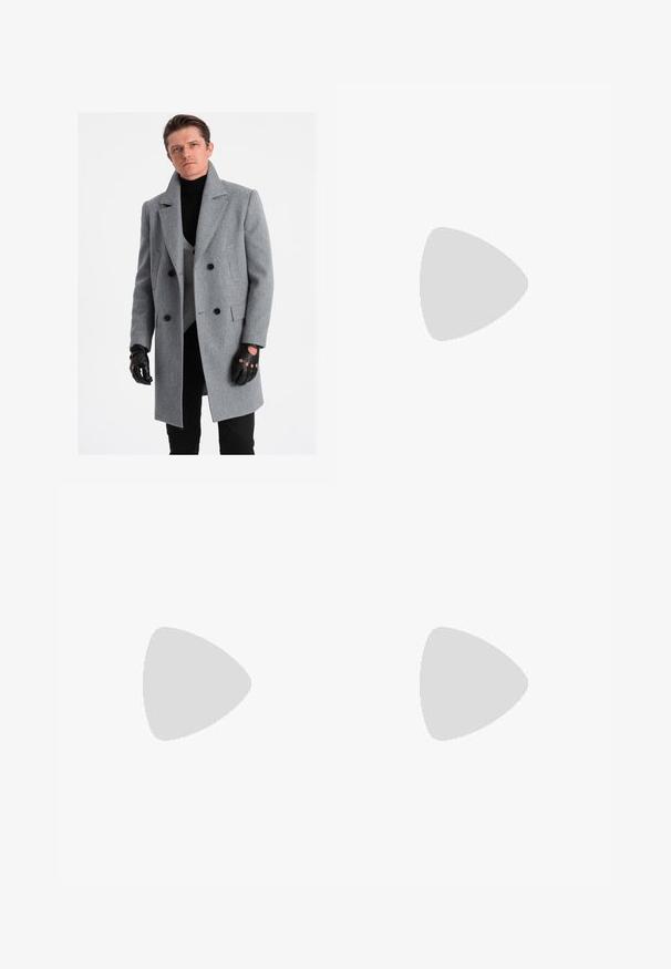 Ombre Korte frakker - grey; Hvid kortærmet t-shirt lavet af blød bomuld. Rund hals design med en afslappet pasform og ingen synlige logoer eller mønstre.; Mørk denim bukser med brede ben og bælte i taljen, som har forlommer og kontrastsytråd. Glat tekstur med et rent design.; Hvid sneaker med grå suede tåhætte, sort tre-stribe design og brun gummisål. Har snørebånd fortil og polstret krave.