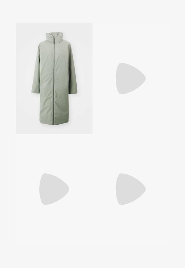 Holzweiler REN JACKET - Puhovka – plašč - light army; Črna pulover z teksturiranim pletenjem, rebrastim krojem pri vratu in oversized balonskimi rokavi z gladkim zaključkom.; Široke modre kavbojke z visokim pasom, sprednjimi žepi in gumbom za zapiranje. Tkanina ima gladko teksturo in klasičen vzorec šivov.; Sive semiš teniske z mrežasto panelo, kremasto podplatom in zaobljenim nosom. Imajo bež vezalke in subtilne perforacije na straneh.