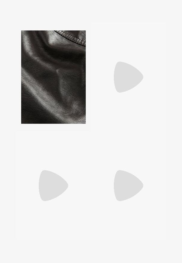 Sort kunstlæder med en struktureret overflade, der har subtile folder og en glat glans, hvilket indikerer fleksibilitet og blødhed.; To sene uden ærmer bodysuits i olivengrøn og sort. Lavet af glat stof med en rund halsudskæring og et højt skåret ben design.; Lysblå denim jeans med vid ben og høj talje, fem lommer og diskret slid; har kontrastsyninger og knaplukning.; Simmi London DALA - Pumps - black; Sort læder håndtaske med hobo-form, der har en glat tekstur, rund top og guldfarvede detaljer.