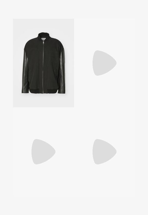 Μαύρο bomber μπουφάν με βαμβακερό σώμα, δερμάτινα μανίκια, εμπρόσθιο φερμουάρ και τσέπη στο στήθος με διακριτική λεπτομέρεια σχεδίου.; Μαύρο κοντομάνικο oversized T-shirt με στρογγυλή λαιμόκοψη και ορατή ετικέτα μάρκας Filippa K μέσα στον γιακά.; Μαύροι πιέτες παντελόνια με ίσια, φαρδιά γραμμή. Κατασκευασμένα από λείο ύφασμα, με κλείσιμο με κουμπί και θηλιές για ζώνη.; Μπλε σουέτ αθλητικά παπούτσια με στρογγυλή μύτη, λευκές χορδές και καουτσούκ σόλα. Διαθέτουν διακριτές ραφές και μια επώνυμη λεπτομέρεια στο πλάι.