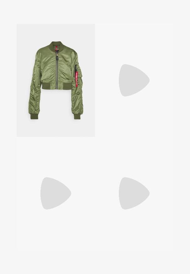 Alpha Industries BOXY - Bomber stiliaus striukė - sage green; Balta medvilnė marškinėliai su trumpomis rankovėmis ir apvalia iškirpte. Ant krūtinės yra juodas Adidas logotipas, o vidinė apykaklė yra kontrastinga juoda.; Kreminės spalvos laisvos kelnės, turinčios tamsiai rudas šonines juostas ir išsiuvinėtą logotipą kairiajame šlaunyje.; Bežiniai sportbačiai su tekstūruotais grietinėlės spalvos paneliais ir rudiems dryžiais, derinami su mėlynu džinsiniu džinsų komplektu. Džinsai turi plačias kojas ir nusidėvėjusį apatinį kraštą.