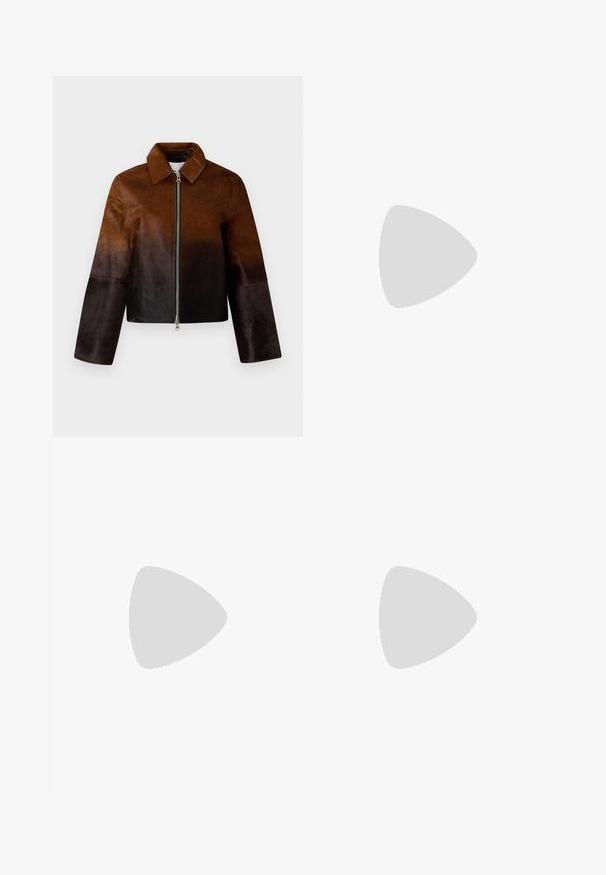 Braune Lederjacke mit einem Farbverlauf von hell nach dunkel, Reißverschluss, spitzen Kragen und kurzer Passform mit weiten Ärmeln.; Weißes, enganliegendes Oberteil aus geripptem Stoff mit kurzen Ärmeln und gerafften Details an den Seiten für Textur und Form.; Weiße, weit geschnittene Hose aus weichem Stoff. Mit einem elastischen Bund und einem Kordelzug sowie einer glatten Oberfläche. Keine sichtbaren Muster oder Hardware.; Schwarze Plattform-Sandalen mit robusten, profilierten Sohlen und mehreren Riemen, ausgestattet mit metallischen Schnallen und einer glatten, lederähnlichen Textur.