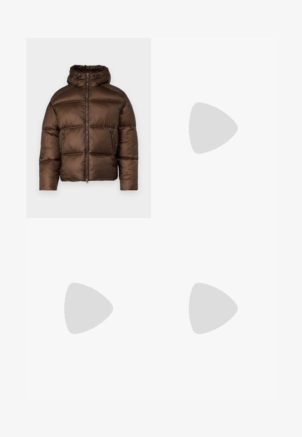 Chaqueta puffer marrón con cuello alto, cierre frontal y dos bolsillos laterales. Presenta un diseño acolchado y una textura suave y brillante.; Camiseta negra de manga corta hecha de tela de canalé, con un escote redondo y una silueta sencilla y cuadrada.; Pantalones de mezclilla negra con corte recto, diseño de cinco bolsillos y cierre frontal con botón. Textura suave con detalles de costura mínimos.; Zapato de vestir de cuero negro con un acabado suave, punta afilada y diseño de cordones con seis ojales, que presenta un tacón bajo y sutiles acentos de costura.
