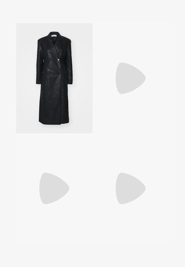 Cappotto in pelle nera con design doppiopetto, rever a punta, tasche frontali e una consistenza liscia. A lunghezza intera con silhouette dritta.; Top cropped nero a maniche lunghe con scollatura tonda, design semplice e orlo leggermente curvo.; Pantaloni neri a gamba dritta, con tasche frontali e spacchi laterali all'orlo. Realizzati in tessuto morbido e liscio. Adatti a diverse occasioni.; Sandali con tacco alto in vernice nera con due cinturini con fibbia, punta quadrata e tacco spesso a blocco, caratterizzati da una texture liscia e lucida.; Borsa a tracolla nera in pelle con una forma curva, manico rimovibile e accessori dorati. La borsa presenta una patta con un dettaglio a fibbia.
