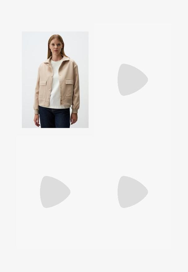 Giacca beige con un design a colletto, due tasche Frontali, bottoni a pressione e polsini a coste; indossata sopra una camicia bianca e jeans scuri.; T-shirt in cotone marrone con maniche corte e scollo a V profondo. Design semplice, texture morbida e orlo dritto. Senza fantasie o dettagli.; Pantaloni beige a gamba larga realizzati in tessuto liscio, con un frontale piatto dotato di passanti per cintura e senza motivi o decorazioni visibili.; Sandal in pelle marrone con cinturini incrociati, chiusura con cinturino alla caviglia e suola piatta con dettagli di cucitura minimi.