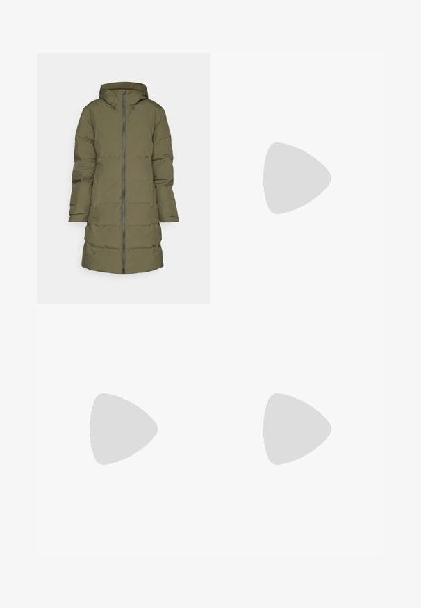 Patagonia JACKSON GLACIER PARKA - Kaput ispunjen paperjem - basin green; Crna pamučna majica s okruglim izrezom i kratkim rukavima. Ima bijeli "Patagonia" logo na lijevoj strani prsa.; Crne tajice s visokim strukom, uzicom, glatkom teksturom i uskim dizajnom. Imaju šavove duž bokova.; Crne planinarske čizme s dizajnom srednjeg vrha, sa teksturiranim gornjim dijelom, sivim akcentima i izdržljivom gumom potplatom s uzorkom za prianjanje.