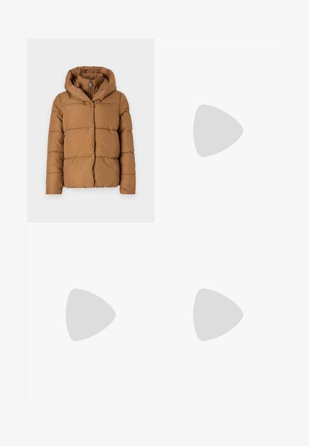 Giacca a soffietto marrone con cappuccio, chiusura con zip e design trapuntato con pannelli orizzontali per l'isolamento. Texture liscia e morbida.; T-shirt bianco in cotone con maniche corte a sbuffo, caratterizzato da piccoli dettagli argento lungo le maniche. Collo rotondo classico, vestibilità comoda.; Pantaloni in denim a gamba larga con una sfumatura che va dal blu chiaro al blu scuro, vita alta, passanti per cintura e una cintura in tessuto coordinato. Finitura in denim strutturato.; Décolleté in vernice nera con punta affusolata e tacco in geometria cubica. Presentano un design elegante e minimalista, con una texture liscia.
