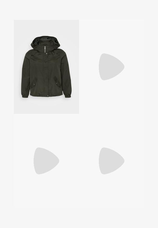 Mörkgrön huvad jacka med dragkedja fram, tryckknappar och två snedställda sidofickor; tillverkad av lättviktig, strukturerad tyg.; Svart och vit T-shirt, rund hals, korta ärmar. Den svarta skjortan har gul solbroderi; den vita har lila halvmåneaccent.; Svarta vida byxor med en volang vid midjan, med två sidofickor och ett slätt, lätt tyg. Inga synliga mönster eller detaljer.; Svarta plattformssandaler med kraftiga yttersölar och flera remmar, med metalspännen och en slät läderliknande yta.