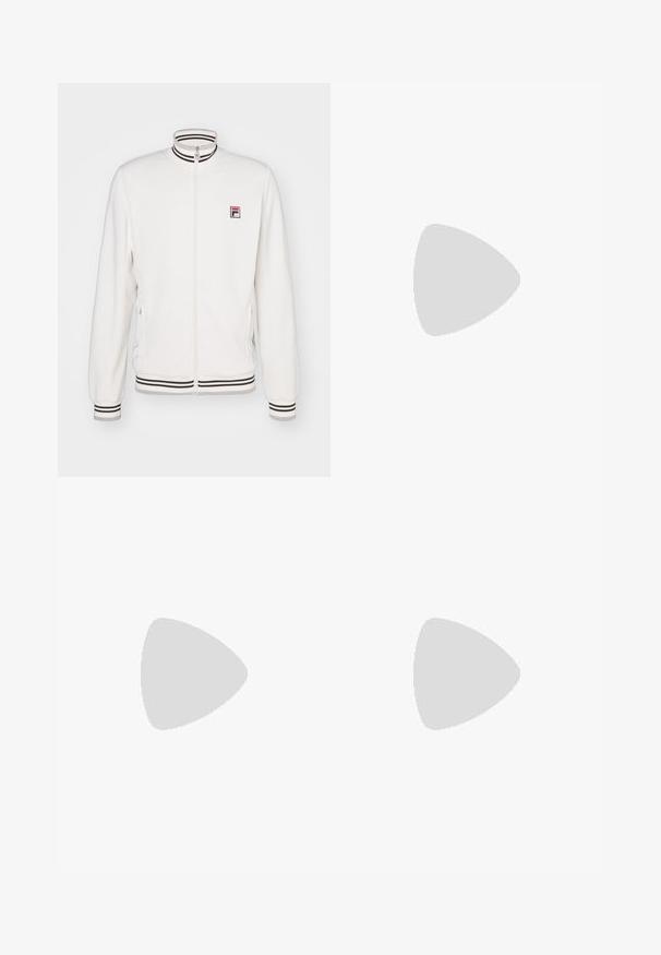 Fila JACKET BJÖRN - Træningsjakke - white alyssum; Cremefarvet og marineblå Lacoste t-shirt med rund halsudskæring, korte ærmer og en vandret farveblock. Udstyret med et grønt krokodillelogo.; Cremefarvede træningsbukser med elastisk talje, tilspidsede ben og et lille mørkegrønt logo på venstre side. Glat, letvægtsstof.; Hvide atletiske sneakers med en mesh-overdel, sorte accenter, struktureret sål og fremtrædende logo på siden, vist mod en bane-baggrund.