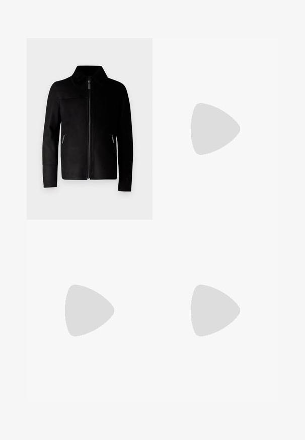 Schwarze Lederjacke mit Reißverschluss vorne, ausgestattet mit einem strukturierten Kragen, seitlichen Reißverschlusstaschen und einer taillierten Passform. Glatte Oberfläche, keine sichtbaren Muster.; Schwarz kurzärmliges Strick-T-Shirt mit rundem Halsausschnitt und geripptem Saum, kombiniert mit blauen Denim-Jeans. Der Stoff wirkt glatt und leicht.; Helle blaue Straight-Leg-Jeans aus Denim mit faded Finish, Fünf-Taschen-Design und sichtbaren Nähdetails entlang der Nähte.; Schwarze Lederloafers mit glatter Textur, rundem Zehenbereich und einem dekorativen Riemen über dem Vorderfuß. Niedriger, gestapelter Absatz, minimalistisches Design.; Schwarze rechteckige Sonnenbrille mit dunklen Gläsern, dickem Kunststoffrahmen, goldenen Akzenten an den Bügeln und eingraviertem Markenlogo am Arm.