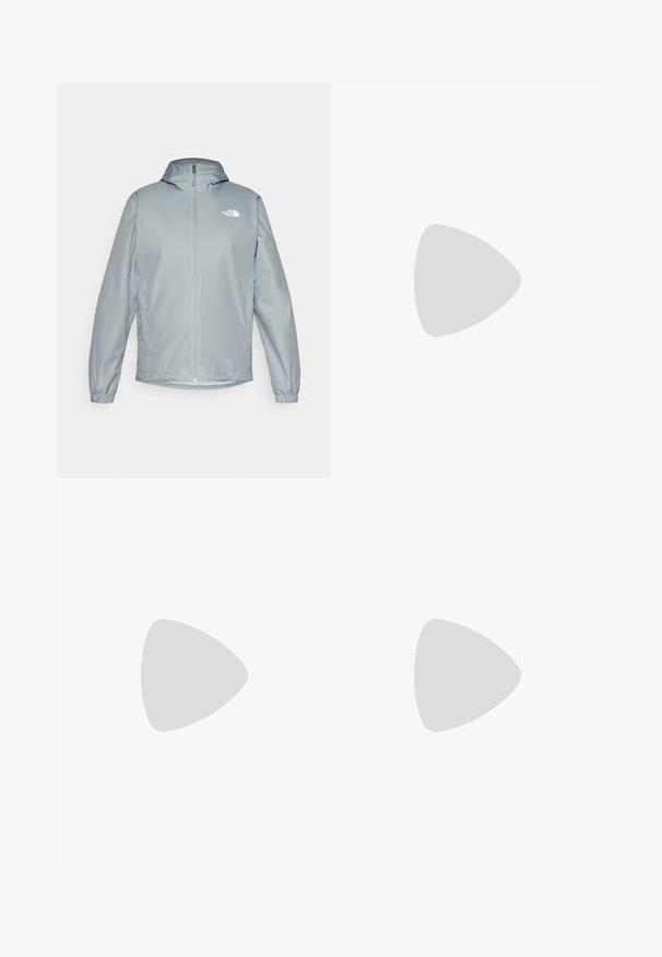 Ljust grå vindtäta jacka med huva, elastiska ärmslut, dragkedja fram och en vit logotyp på vänster bröst. Slätt, vattenavvisande material.; Svart t-shirt med kort ärm gjord av bomull, med rund halsringning och en liten vit logotyp på övre vänstra bröstområdet.; Svarta träningsbyxor tillverkade av lättviktsmaterial, med dragsko i midjan, sidofickor och avsmalnande muddar vid anklarna.; Svart terränglöparsko med en strukturerad ovandel, gummisula och förstärkt tåhätta. Har en vadderad krage och en dragflik för enkel påtagning.