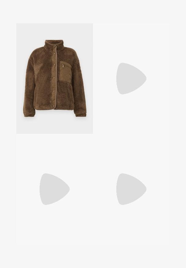 Jachetă din fleece maro cu guler înalt, având un buzunar la piept matlasat și închidere cu capse pe față. Material moale, texturat.; Top alb cu mânecă lungă, realizat dintr-un material cu nervuri, având un guler rotund și un sistem de închidere cu șase butoane transparente.; Jeans din denim albastru deschis cu croială dreaptă, cinci buzunare și accesorii de nuanță cupru. Materialul are o ușoară decolorare și o textură netedă.; Adidași din suede bleumarin cu dungi albastre deschise, talpă din gumă, tabul de călcâi bleu deschis și branding-uri aurii "Spezial" pe lateral.