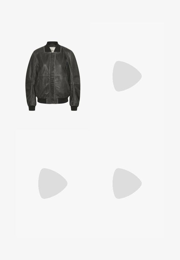 Giubbotto bomber in pelle nera con polsini e colletto a coste, dotato di zip frontale e tasche laterali, e dettagli cuciti lungo le cuciture.; Abito senza maniche, fino al ginocchio, di un beige chiaro. Caratterizzato da un corpetto arricciato, gonna dritta e sottili spalline a spaghetto. Tessuto testurizzato.; Sandalo piatto nero con sottili cinturini incrociati e chiusura con fibbia. Il design è minimalista con una suola piatta e punta quadrata.; Borsa a tracolla in pelle grigia chiara con forma curvata, hardware dorato, chiusura frontale e dettagli cuciti. Inclusa una tracolla regolabile.