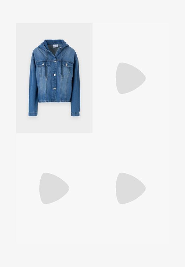 Jeansjakke med hette, i lys blåfarge, knappelukking foran, to brystlommer, og snøring på hetten.; Svart oversized t-skjorte med en grafikk av en bjørn og teksten "IKKE SØT, MEN VILL" i fet, hvit skrift. Laget av bomull.; Lyseblå høytlivsjeans laget av denim. Har vide bein, to revne knær og klassisk fem-lommers design.; Hvit høy-skinn kanvas sneakers med svart gummisåle, gummitåhette foran og seks hull for snorer, med et rent, minimalistisk design.