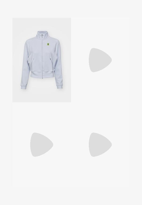 Nike Performance HERITAGE JACKET - Chaqueta de entrenamiento - football grey; Camiseta negra de manga corta hecha de tejido suave, con cuello redondo y corte holgado. Presenta aberturas laterales para mayor comodidad y transpirabilidad.; Pantalones cortos deportivos negros hechos de un tejido ligero y transpirable. Cuentan con una cintura elástica y el logotipo blanco de Nike en la parte inferior derecha.; Zapatilla de running Nike negra con parte superior de malla transpirable, logo Swoosh blanco, detalles texturizados y una entresuela ZoomX de color crema.