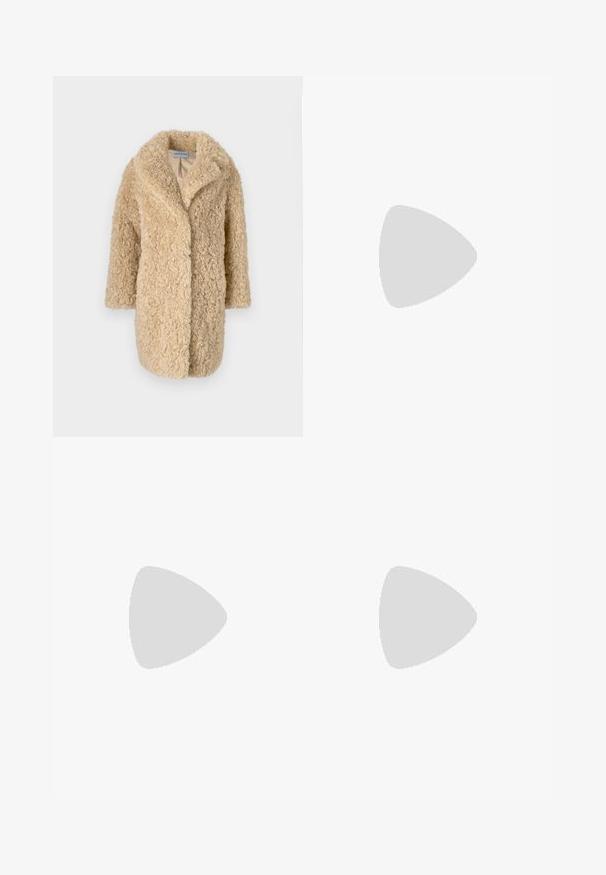STAND STUDIO CAMILLE COCOON COAT - Cappotto classico - natural beige; T-shirt bianco a maniche lunghe realizzato in cotone a coste, con scollo rotondo e orlo dritto. Design semplice senza motivi o accenti.; Gonna midi bianca in maglia con un motivo testurizzato a righe verticali e dettagli a taglio vicino all'orlo. Vita elasticizzata. Materiale morbido.; Pantofole da balletto nere in pelle con punta arrotondata, texture liscia, dettagli di cucitura minimi e design con suola flessibile.; Borsa a tracolla in pelle marrone con chiusura a pattina, hardware color oro, tracolla e una finitura liscia. Forma rettangolare compatta.