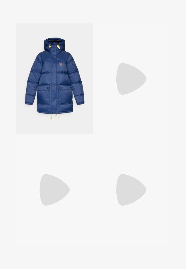 Marineblauwe gewatteerde jas met capuchon, voorzien van een logo-opdruk, gele trekkoorden en twee voorzakken met knoopsluitingen. Zachte textuur.; Zwart athletic shirt met korte mouwen, gemaakt van lichtgewicht, vochtregulerende stof. Voorzien van een ronde hals en een klein logo op de borst.; Zwarte outdoor pants met een rechte snit, voorzien van een knoopsluiting, ritszakken aan de zijkant en een logo-label op de linker bovenbeen.; Columbia PEAKFREAK - Outdoorschoenen - black