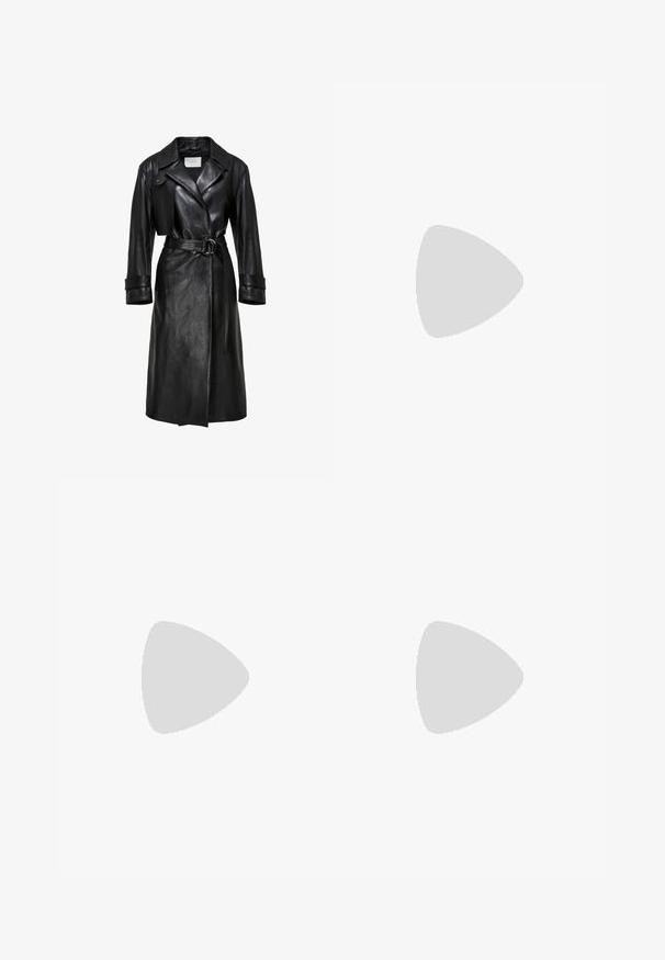 Trench coat de cuero negro con amplios solapas, cintura ceñida con hebilla de doble anillo, mangas largas y correas en los puños.; Vestido negro con un top holgado, detalle en la cintura estilo envolvente y una falda drapeada. Hecho de una tela suave, con un corte recto y mangas cortas.; Zign Botas - black; Gafas de sol negras y angulares con lentes grises; fabricadas en plástico, con varillas gruesas de superficie suave y sin herrajes visibles.
