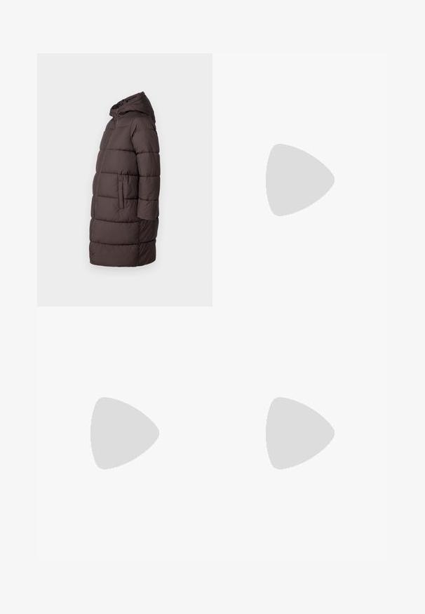 MAMALICIOUS URSA PUFFER JACKET - Téli kabát - chocolate torte; Leopárd mintás pulóver semleges fekete, bézs és krém színekben. Kerek nyakkivágással és bordázott fekete mandzsettával, valamint aljjal rendelkezik.; Fekete kismama leggings, magas derékkal, rugalmas anyagból készült. Simított textúrával és testhezálló kialakítással a kényelem érdekében.; Fehér sneaker sima szintetikus anyagból, lekerekített orral, fűzős kialakítással, lapos talppal és visszafogott perforált részletekkel.; Fekete kézi táska strukturált formával, sima textúrával és fémből készült záródással. Széles fekete nadrággal és nyitott orrú szandállal párosítva, fából készült padlón.