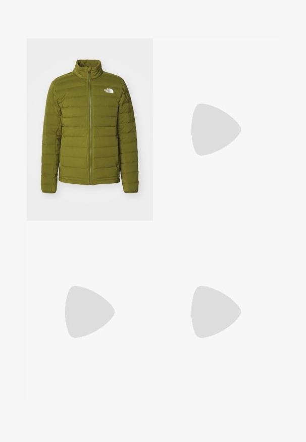 The North Face BELLEVIEW STRETCH DOWN JACKET - Bunda z prachového peří - forest olive; Bílá polo tričko s krátkým rukávem vyrobené z bavlny, s kulatým výstřihem a hladkou texturou, se rovnými liniemi a bez vzorů.; Cargo kalhoty v olivově zelené barvě, vyrobené z odolné tkaniny. Disponují dvěma bočními kapsami, standardním pasem a rovnými nohavicemi.; Bílé kožené tenisky s perforacemi, kulatou špičkou, plochou podrážkou a silnými tkaničkami, které mají viditelné logo swoosh a nápis "AIR" na patě.