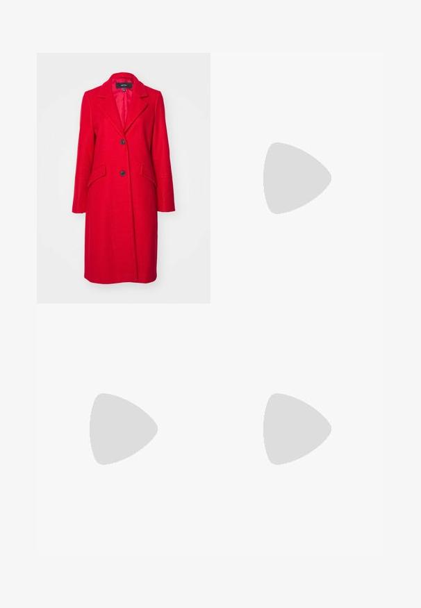 Vero Moda VMFORTUNESARA LONG COAT - Klasický kabát - red; Sivý pletený sveter s dlhými rukávmi, okrúhlym výstrihom, rebrovanými manžetami a lemom, s mäkkou textúrou a voľným strihom.; Svetlomodré džínsy s vysokým pásom, širokým strihom a vyblednutým vzhľadom. Majú klasický dizajn s piatimi vreckami a kovovým zapínaním na gombík.; Hnedé zamskové platformové čižmy s elastickými bočnými panelmi a oranžovými ťahákmi, v kombinácii s sukňou z ľahkého denimu po kolená, na drevenej podlahe.