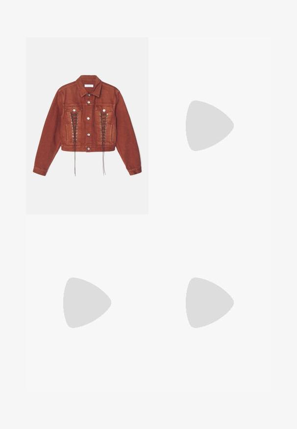 Rostfärgad kort denimjacka med framfickor, silverknappar och snörningsdetaljer längs sidorna för extra struktur och design.; Brun kortärmad t-shirt i mjukt tyg, med rund halsringning och avslappnad passform. Inga synliga mönster eller detaljer.; Breda bruna jeans i denim med hög midja, framfickor och klassisk knäppning. Slät textur med subtil sömnad.; Svart glidsandal med två guldfärgad spännen, slät textur av material, platt sula och en minimalistisk design.