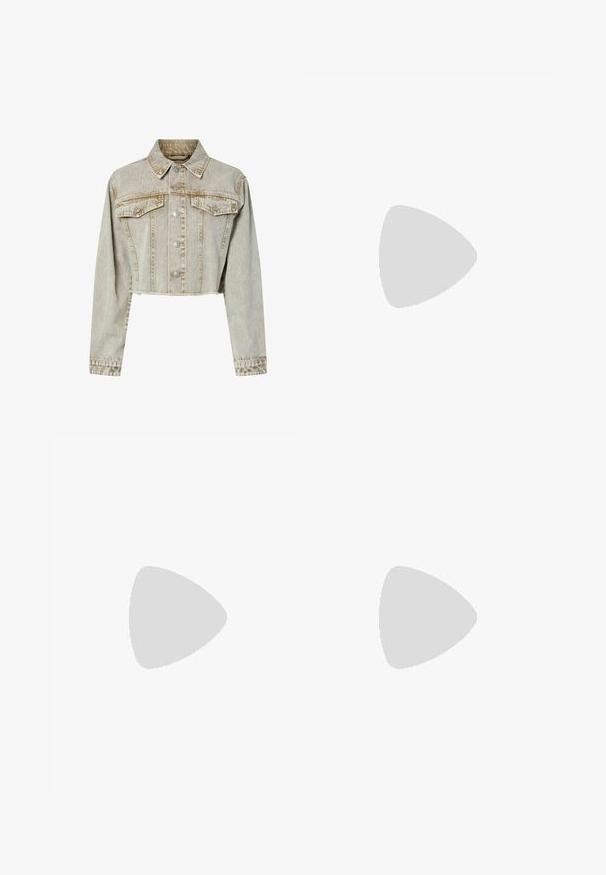 Afskåret denimjakke i lys beige med Krave, frontlukning med knapper, to brystlommer og tekstureret stof.; Hvid kortærmet t-shirt lavet af bomuld. Har en rund halsudskæring og en afslappet pasform. Glat tekstur uden synlige mønstre eller detaljer.; Hvide bukser med bred benlængde lavet af et letvægtsstof. Har et elastisk talje med snor og sidelommer. Glat tekstur.; Hvide højhælede sandaler med en kraftig hæl, der har et stropdesign og ankelbinding. Glat tekstur med en platform foran for ekstra højde.