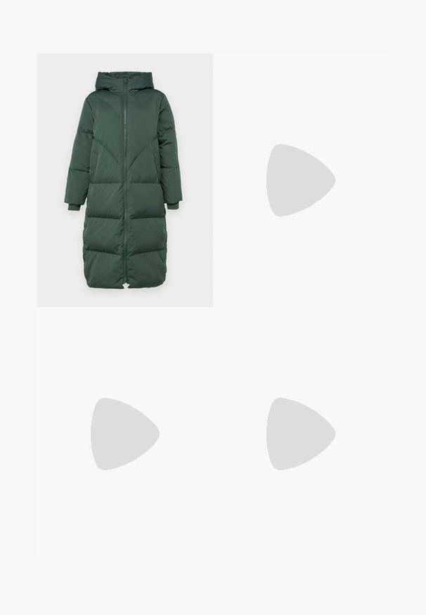 Roheline puffjakko kapuutsiga, millel on lukuga eesmine osa, tikandiga disain, pikad varrukad, ribidega mansetid ning nööbid allääres.; Even&Odd Petite 2 PACK - Topp - light grey/black; Halli teksad otste kujundusega, viie taskuga stiil, kerge pleekimisega ja nööpkinnipeaga vöökoht.; Pruunid nahatooted platvormikontsad elastsete külgpaneelidega ja oranžide tõmbetuttidega, koos puusani ulatuva heleda denim-seelikuga puidust põrandal.; Hõbedane rõngas kõrvarõngas poleeritud viimistlusega, millel on väikesed kuldsed aktsendid ja ümmargune kuju, kantud lobus.