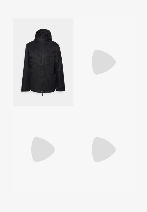 Giacca isolante nera con cappuccio, zip frontale e numerose tasche. Caratterizzata da una texture liscia e un design minimalista.; T-shirt Nike nera a maniche corte realizzata in tessuto morbido, con il logo bianco dello swoosh nella parte superiore sinistra, colletto girocollo.; Pantaloni da jogging neri realizzati in tessuto leggero con cintura elastica, polsini alla caviglia e un logo Nike discreto sul lato sinistro.; Scarpe da ginnastica nere con parte superiore in mesh traspirante, logo Nike bianco, suola testurizzata e dettagli in marrone a contrasto. Include tacco rinforzato.
