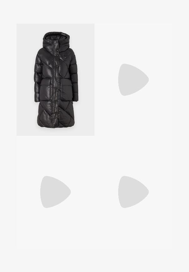 Blauer IMRIE - Téli kabát - nero; Fehér, rövid ujjú póló, tengerészkék vízszintes csíkokkal, a mellrészen hímzett "Tommy Hilfiger" logóval. Klasszikus kerek nyakú kivitel.; Plisszírozott fehér szoknya fekete elasztikus derékkal, amelyen a "LACOSTE" logó található. Középhosszú kialakítás, puha tapintással.; Fehér bőr sportcipők vastag fehér talppal, fekete velúr sarokpikkelyel és dombornyomott logóval az oldalon. Fűzős kialakítás, hat fűzőlyukkal.