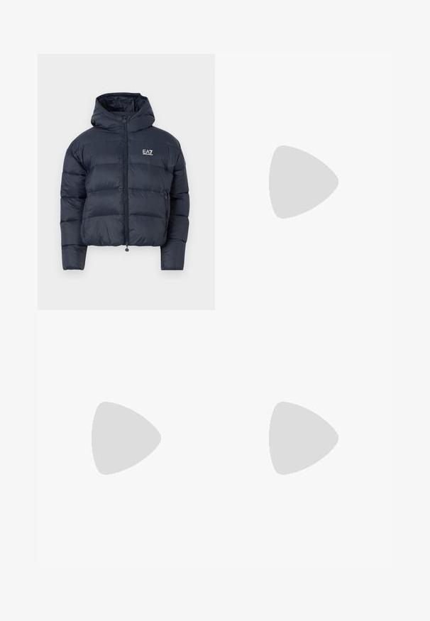 Námořnická modrá péřová bunda s kapucí, zipovým zapínáním a vyšitým logem na hrudi; disponuje prošívanou texturou a elastickým lemem.; Mother LIL GOODIE GOODIE TEE - Jednoduché tričko - grey; Modré džínové kalhoty s vysokým pasem, širokým střihem a ohrnutými manžetami. Viditelné švy a přední zapínání na knoflík s klasickým pěti kapsovým designem.; Černé kožené baletní byty s kulatou špičkou, hladkou texturou, minimálními švy a flexibilním designem podrážky.