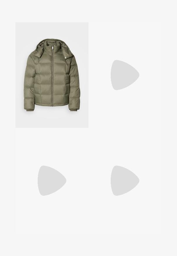 Pufferjakke i olivengrønn med glidelås foran, høy krage og avtakbar hette. Har quiltede seksjoner og elastiske mansjetter.; Hvit bomull T-skjorte med svart "CK" logo og "Calvin Klein Jeans" tekst, korte ermer og klassisk rund hals.; Blå denimjeans med slim fit, mellomhøy midje, fem lommer, falmet vask og lett slitasje foran og bak.; Sorte tursko med en lagdelt design, teksturert stoff og gummisåle, med forsterkede områder og snøring foran.