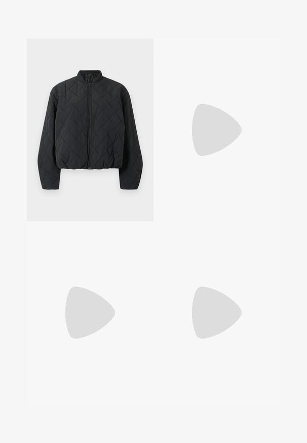 Quiltana crna bomber jakna s rebrastim ovratnikom, punim patentnim zatvaračem sprijeda i širokim rukavima. Tekstura površine sadrži dijamantni uzorak.; Crna majica s kratkim rukavima napravljena od mekanog pamuka. Ima okrugli izrez i pripijen kroj. Glatka tekstura bez uzoraka ili naglasaka.; Široke traperice s gradijentom od svijetloplave do tamnoplave, visokog struka, petljama za remen i remenom od istog materijala. Teksturirana traper tkanina.; Crne platforme tenisice s glatkim sintetičkim gornjim dijelom, zaobljenim vrhom, vezicama i debelim, rebrastim potplatom za dodatnu visinu.