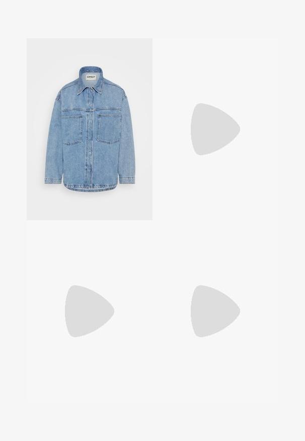 Lyseblå denimskjortejakke med krave, frontlukning med knapper, to brystlommer og lange ærmer. Struktureret stof, lige kant.; Tre langærmede toppe stablet: sort, grå og hvid. Hver har en rund halsudskæring og et cropped design med glat, let stof.; Sorte flared bukser lavet af strækbart stof, med en høj talje og flared manchetter med sideskår for ekstra bevægelse.; Grå ruskinds sneakers med hvide snørebånd, sorte striber og en hvid gummisål. Har et rundt logo på tungen og en gummisål.