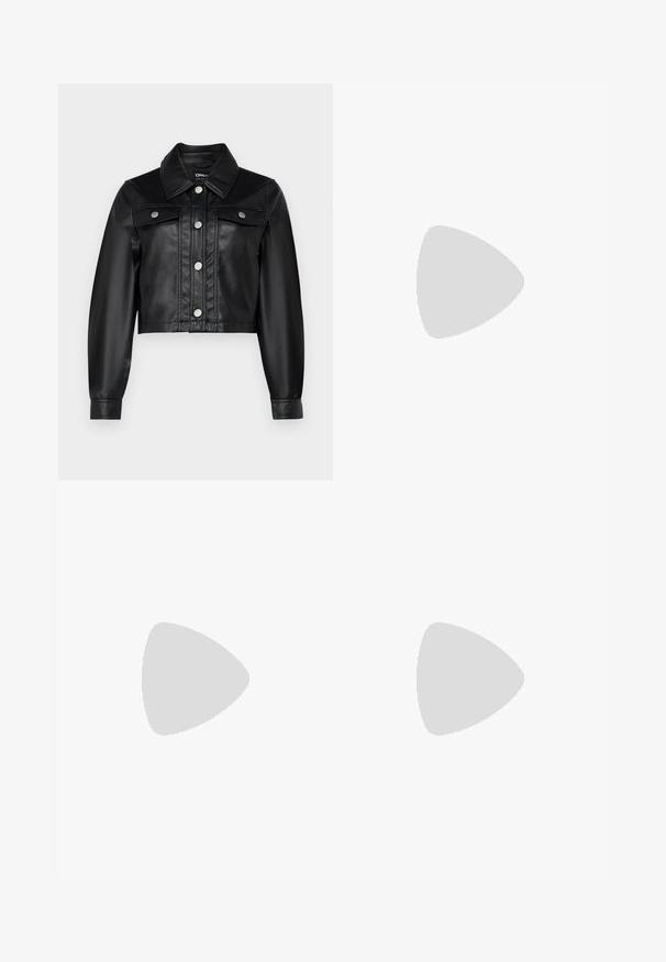 ONLY Petite ONLRIMA JACKET  - Bunda z nepravej kože - black; Čierny dlhý rukáv skrátený top s okrúhlym výstrihom, jednofarebný dizajn a mierne zakrivený lem.; Čierne nohavice so strihom rovného strihu, s prednými vreckami a bočnými rozparkami na leme. Vyrobené z mäkkej, hladkej tkaniny. Vhodné na rôzne príležitosti.; Čierne lakované sandále na vysokom opätku s dvoma prackami, štvorcovou špičkou a hrubým blokovým opätkom, s hladkou, lesklou textúrou.